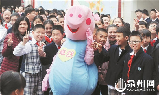 與小豬佩奇合影，孩子們樂開花。