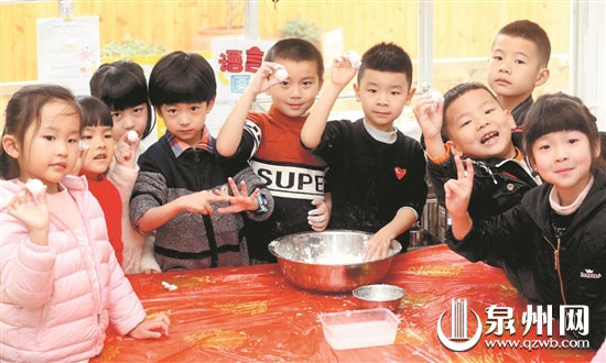 小伙伴們一起搖元宵，分享美食和快樂。